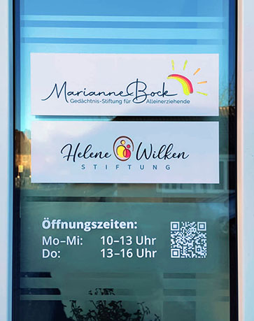 Fensterbeklebung der MBG- und HW-Stiftung in Lüneburg mit den Öffnungszeiten: Mo–Mi: 10–13 Uhr, Do: 13–16 Uhr.