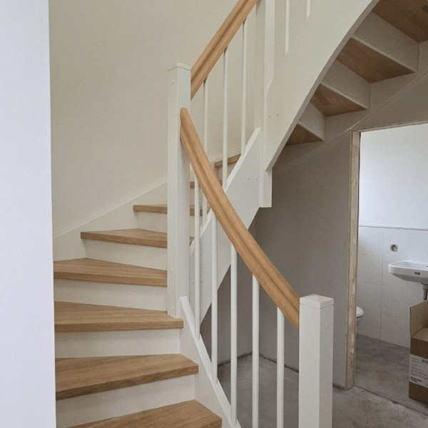 Eine helle Treppe führt in den ersten Stock der Wohnung.