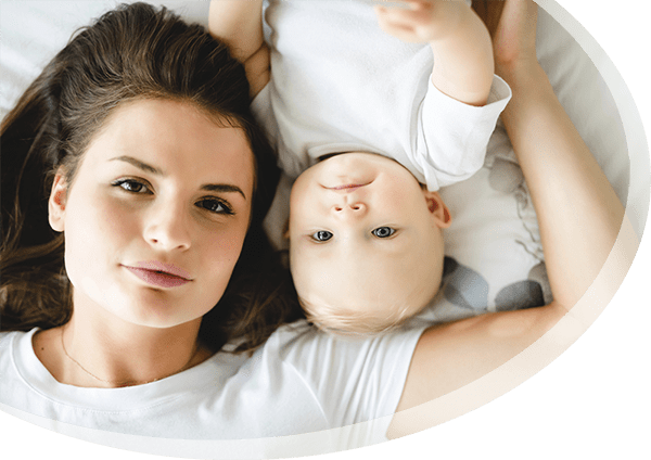 Junge Mutter, liegend, mit Baby